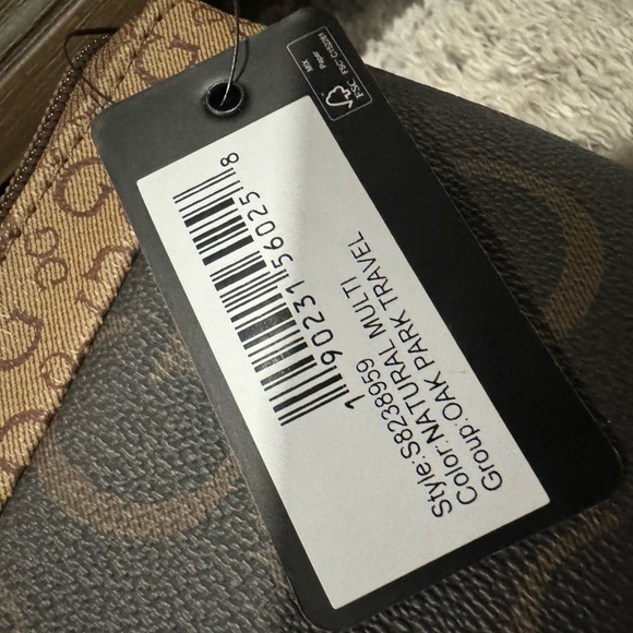 Guess travel bag lot - Picture 9 of 10